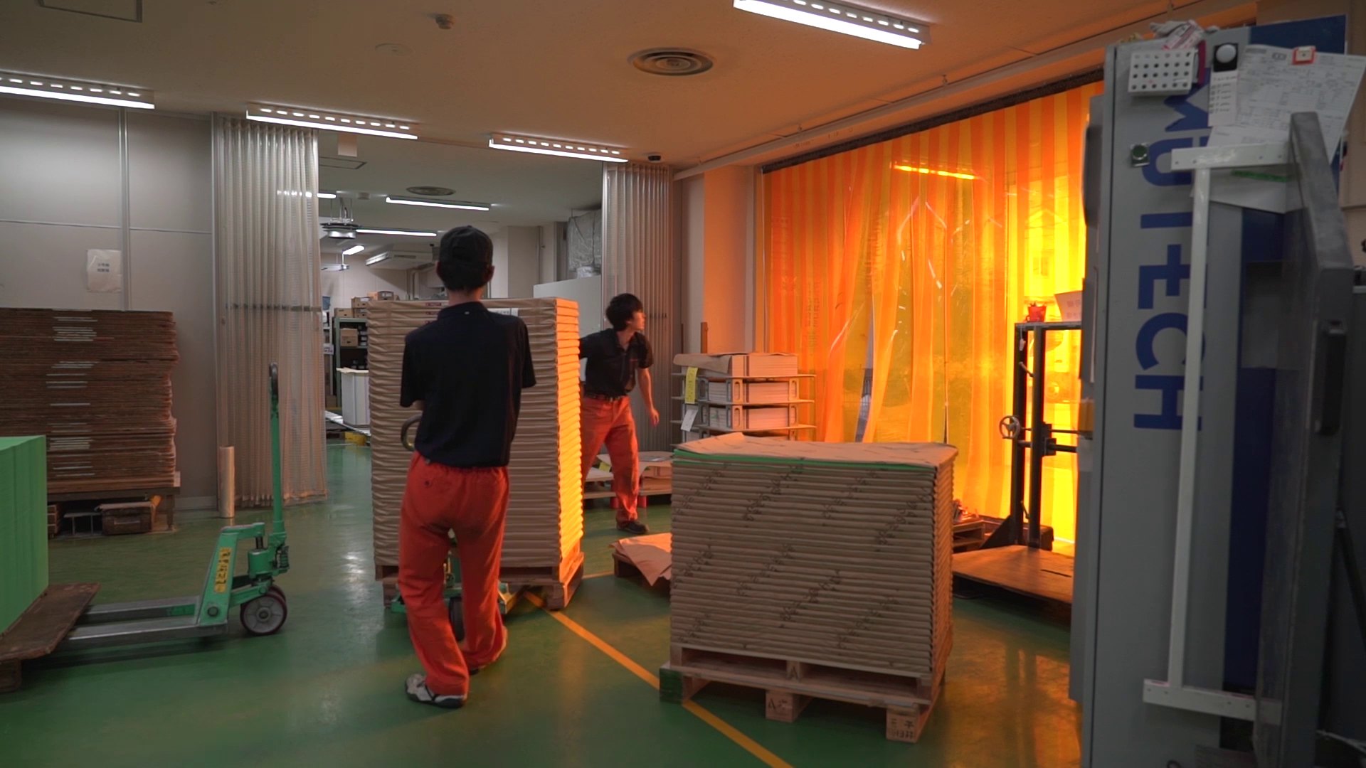 整然とした資材倉庫での作業風景