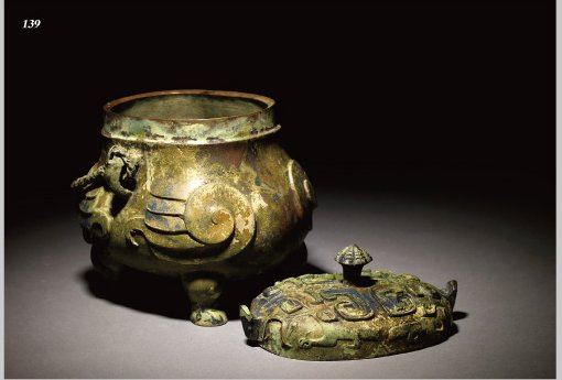 古美術オークション図録（別回開催分）の表紙と白磁・陶磁器の掲載ページ